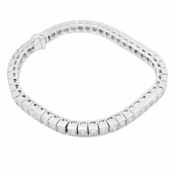 Bracelet ligne or blanc et diamants taille princesse.