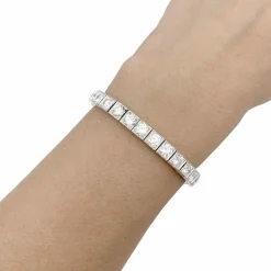 Bracelet ligne or blanc, platine, diamants.