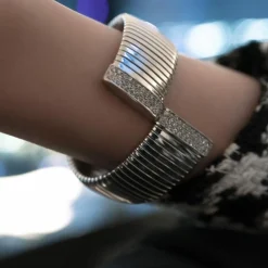 Bracelet manchette Carloro Perrota en or et diamants gris