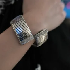 Bracelet manchette Carloro Perrota en or et diamants gris