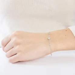 Bracelet motifs diamants tailles princesses.