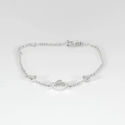 Bracelet motifs diamants tailles princesses.