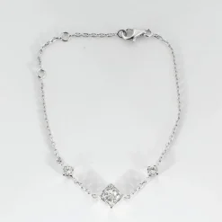 Bracelet motifs diamants tailles princesses.