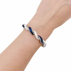 Bracelet or blanc, diamants, saphirs.