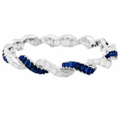 Bracelet or blanc, diamants, saphirs.