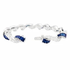 Bracelet or blanc, diamants, saphirs.