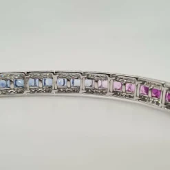 Bracelet or blanc, diamants et saphirs multi-couleurs