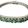 Bracelet or blanc orné d'un pavage de brillants et émeraudes