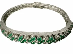 Bracelet or blanc orné d'un pavage de brillants et émeraudes