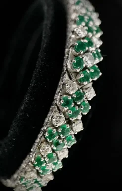 Bracelet or blanc orné d'un pavage de brillants et émeraudes