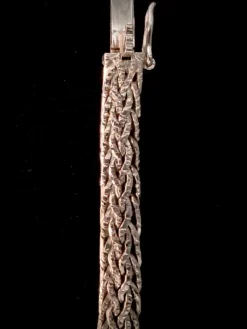 Bracelet or blanc orné d'un pavage de brillants et émeraudes
