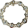 Bracelet or jaune avec motifs en forme hexagonale et 3,30 carats de diamants