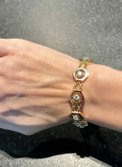 Bracelet or jaune avec motifs en forme hexagonale et 3,30 carats de diamants