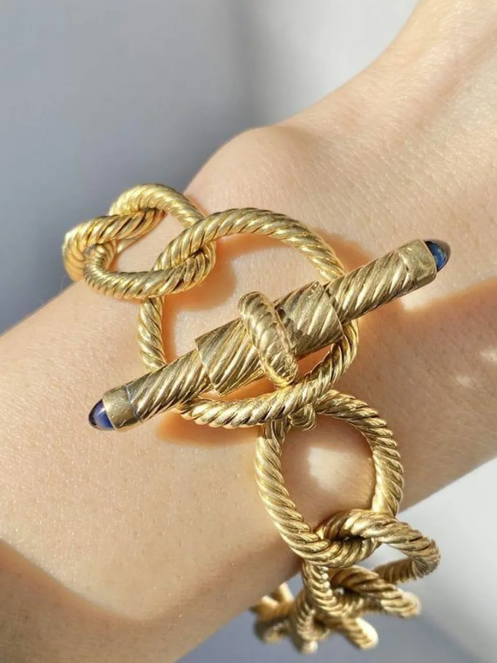 Bracelet or jaune et saphirs