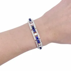 Bracelet platine, saphirs calibrés, diamants.