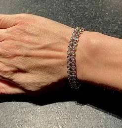 Bracelet rivière or blanc double orné de 80 brillants de 0,03 carat chacun