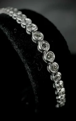 Bracelet rivière or blanc serti de 54 brillants de 0,10 carat chacun