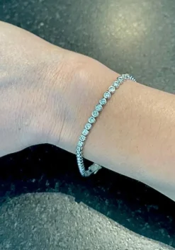 Bracelet rivière or blanc serti de 54 brillants de 0,10 carat chacun