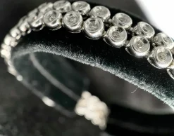 Bracelet rivière or blanc double orné de 80 brillants de 0,03 carat chacun