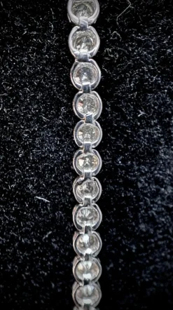 Bracelet rivière or blanc serti de 54 brillants de 0,10 carat chacun