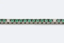 Bracelet tennis en or blanc avec pierres semi-précieuses vertes et diamants