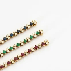 3 Bracelets ligne en or jaune saphirs, rubis, émeraudes et diamants