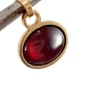Breloque ancienne ovale or jaune avec cabochon de grenat