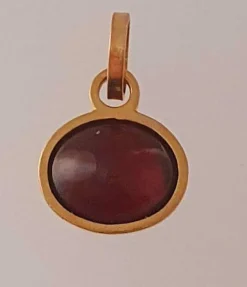 Breloque ancienne ovale or jaune avec cabochon de grenat