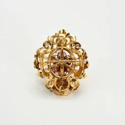 Broche à décor de rinceau et fleurs avec émail noir, perles et grenats