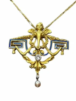 Broche 1900 en or jaune, ange, émail, diamants et perle.