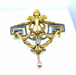 Broche 1900 en or jaune, ange, émail, diamants et perle.