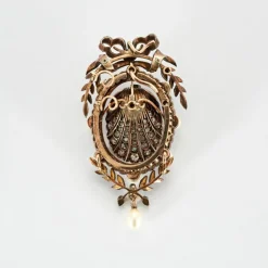 Broche à motif floral et noeud ornée de perles et diamants
