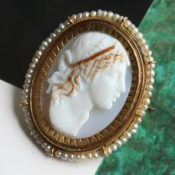 Broche ancienne Camée entourée de perles fines