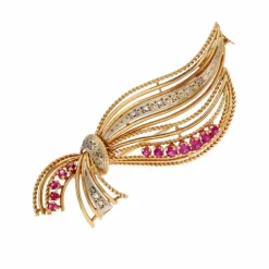 Broche ancienne en or ajourée diamants et rubis