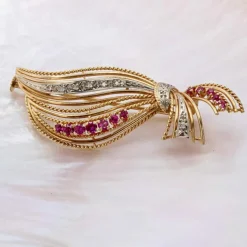 Broche ancienne en or ajourée diamants et rubis