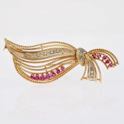 Broche ancienne en or ajourée diamants et rubis
