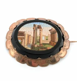 Broche ancienne en or jaune avec micromosaïque d'onyx