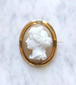 Broche ancienne en or jaune et camée agate