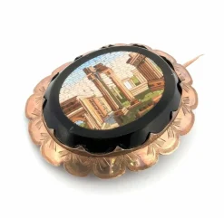 Broche ancienne en or jaune avec micromosaïque d'onyx