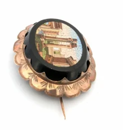 Broche ancienne en or jaune avec micromosaïque d'onyx