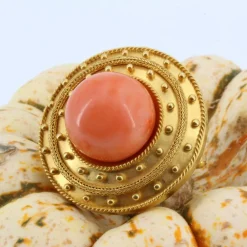 Broche ancienne en or jaune mat et sa perle de corail