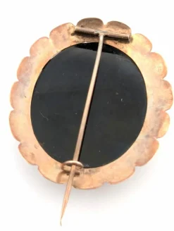Broche ancienne en or jaune avec micromosaïque d'onyx
