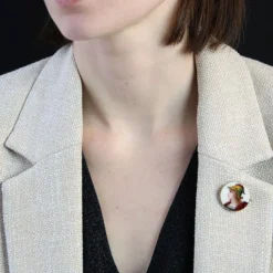 Broche ancienne émail habillé