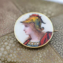 Broche ancienne émail habillé
