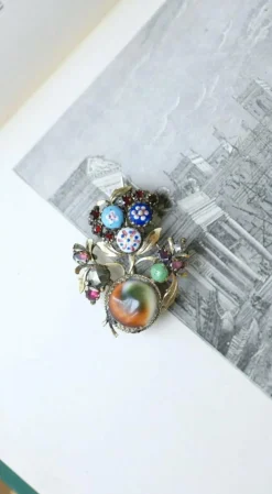 Broche ancienne operculum, grenat, et porcelaine