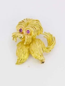 Broche animalière chien or jaune rubis