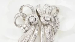 Broche Art déco double clips en or blanc et platine, diamants