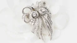 Broche Art déco double clips en or blanc et platine, diamants