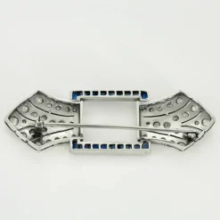 Broche Art Déco en or gris et saphirs synthétiques