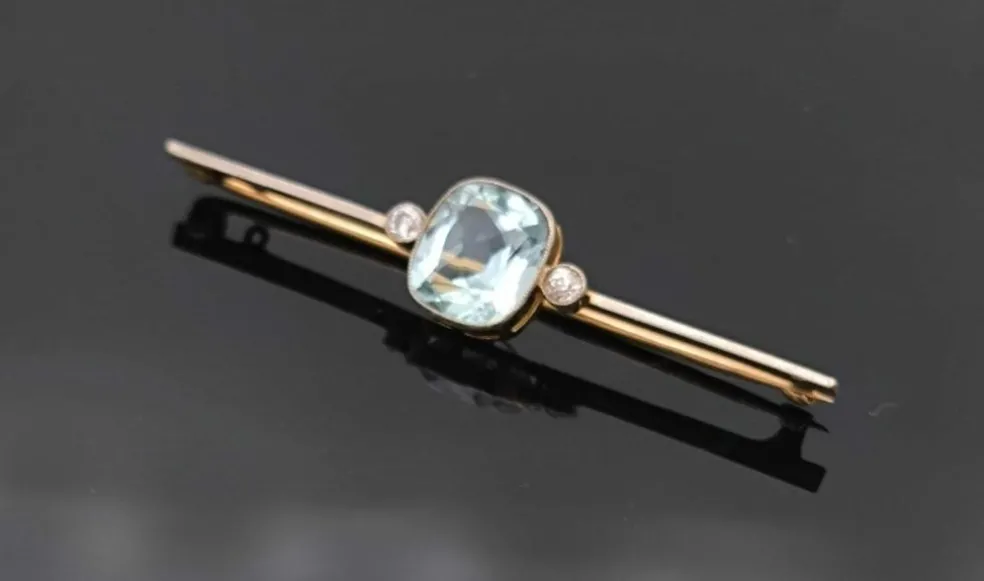 Broche Art Déco en or ornée d'une belle aigue marine et de diamants
